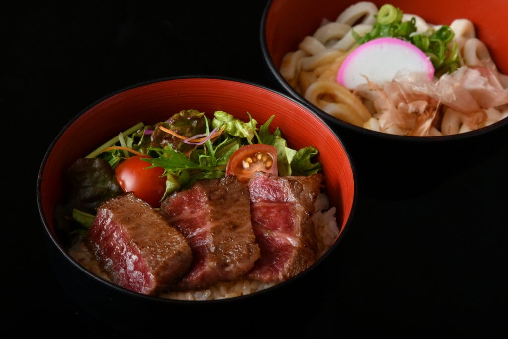 松阪牛ミニステーキ丼と伊勢うどんのセット
ランチメニュー